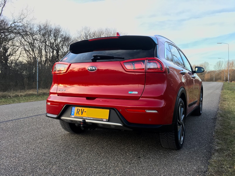 Zwart spuiten van zilverkleurige 'snor' op achterbumper - Kia Niro Zwart spuiten van zilverkleurige 'snor' op achterbumper - Kia Niro
