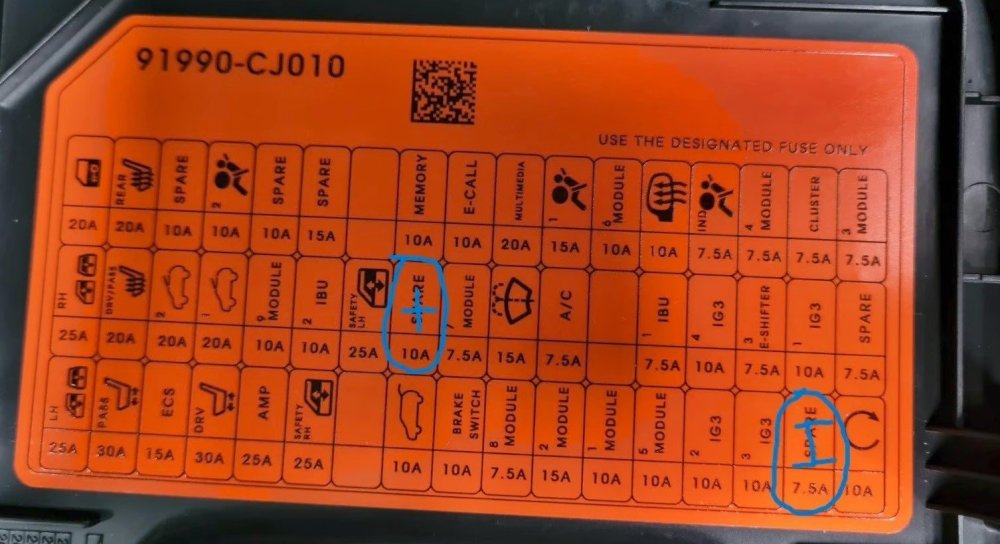Zekeringkast dashboard dashcam aansluitingen.jpg