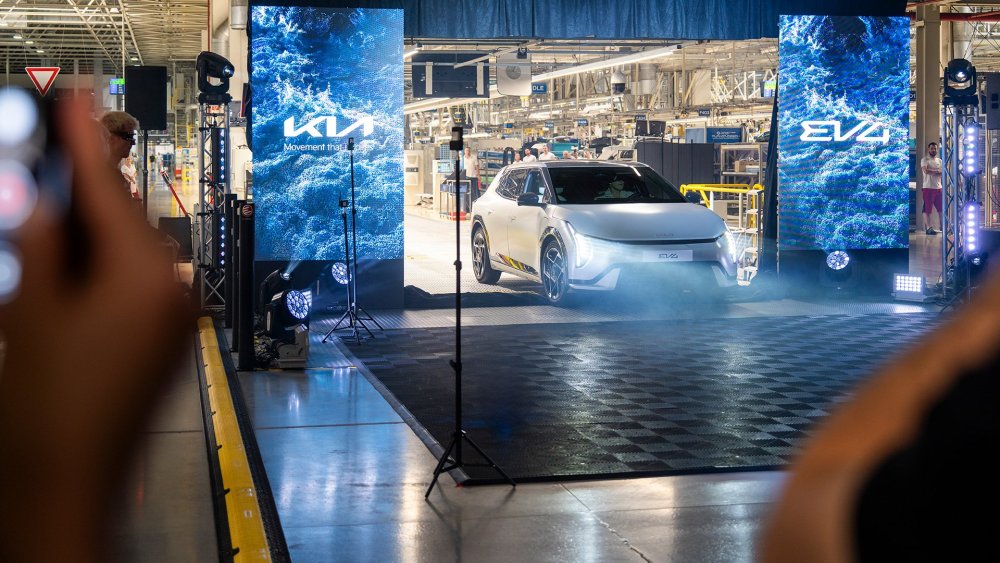 kia-corporate-zilina-ev4-start-of-production-digital-1920x1080-2.jpg