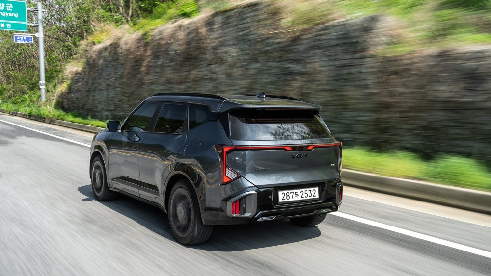 kia-seltos-x-line-gravity-grey-seoul-dynamic-digital-1920x1080-007 2.jpg