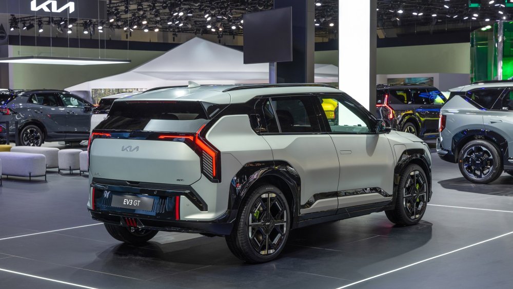 kia-ev3-gt-ivory-silver-matt-motorshow-static-digital-1920x1980-07.jpg