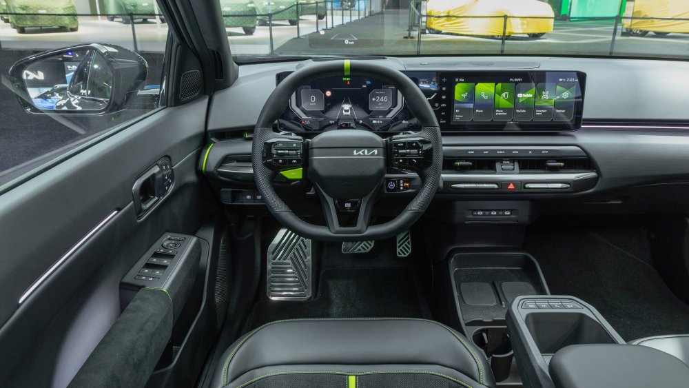 kia-ev4-gt-penta-metal-motorshow-interior-digital-1920x1980-02.jpg