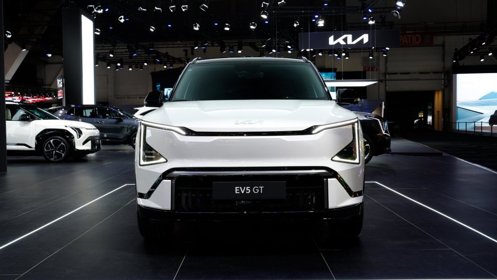 kia-ev5-gt-snow-white-pearl-motorshow-static-digital-1920x1080-04.jpg