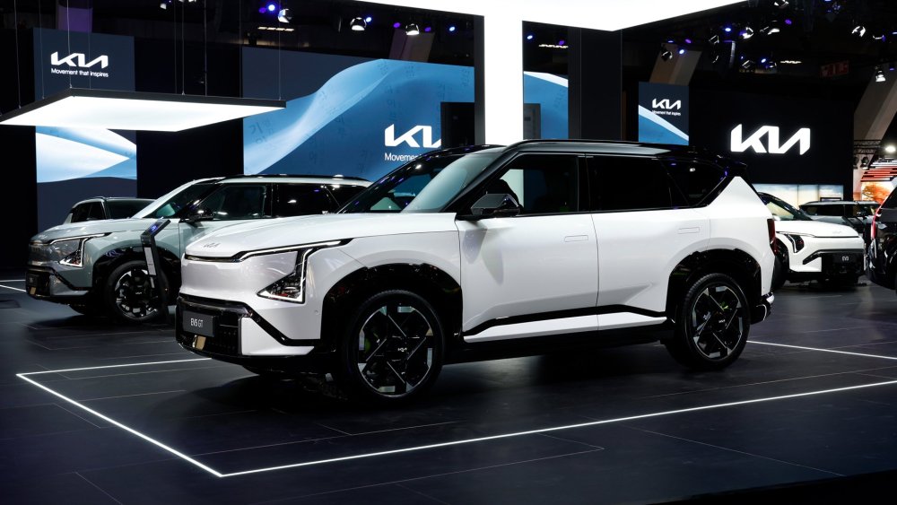 kia-ev5-gt-snow-white-pearl-motorshow-static-digital-1920x1080-05.jpg