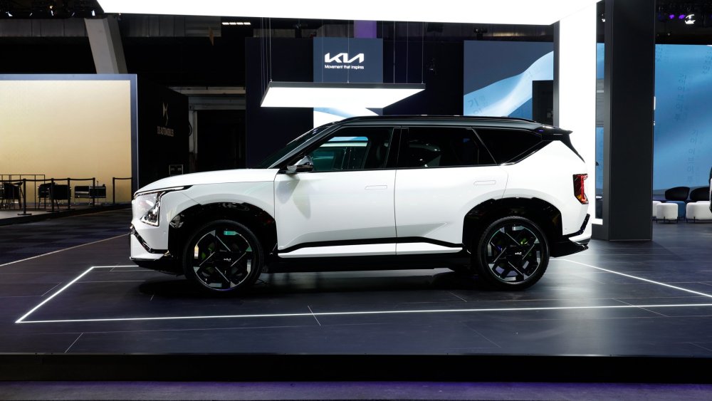 kia-ev5-gt-snow-white-pearl-motorshow-static-digital-1920x1080-06.jpg