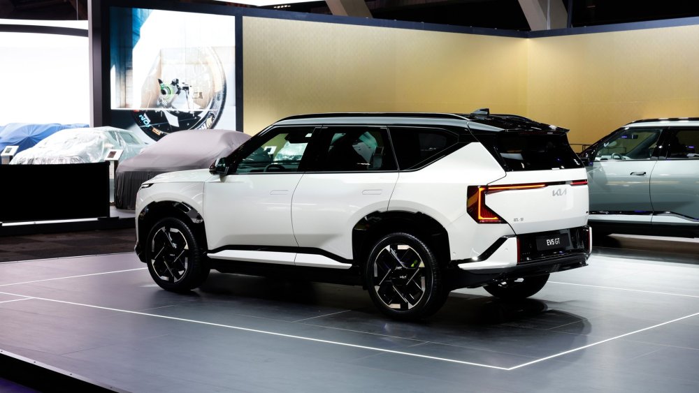 kia-ev5-gt-snow-white-pearl-motorshow-static-digital-1920x1080-08.jpg