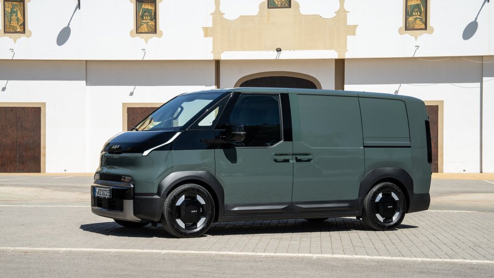 kia-pv5-cargo-city-scape-green-static-digital-1920x1080-001.jpg