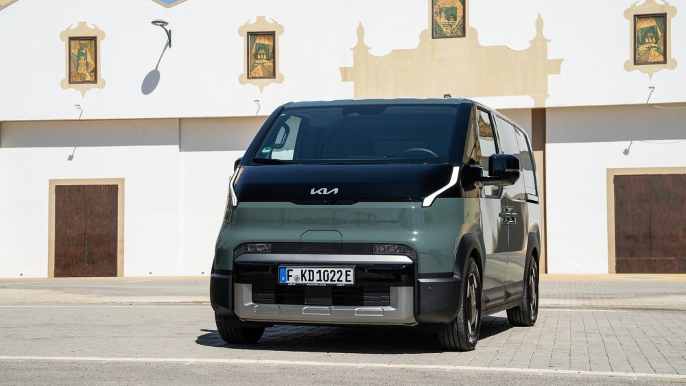 kia-pv5-cargo-city-scape-green-static-digital-1920x1080-003.jpg