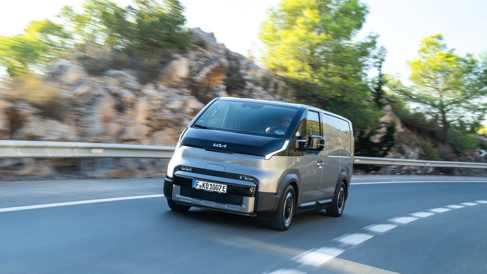 kia-pv5-cargo-steel-grey-dynamic-digital-1920x1080-008.jpg