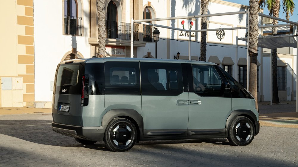 kia-pv5-passenger-lake-house-grey-static-digital-1920x1080-009.jpg